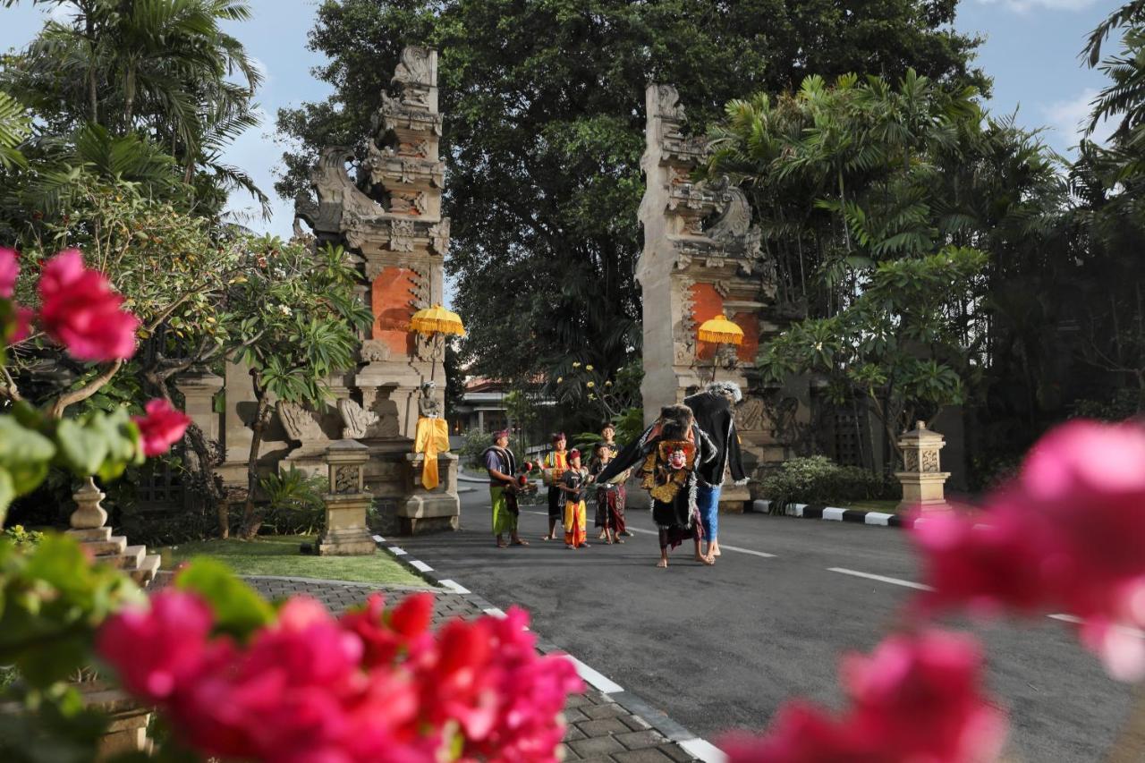 Bali Dynasty Resort Kuta Lombok Exterior foto The gate of Pura Lingsar