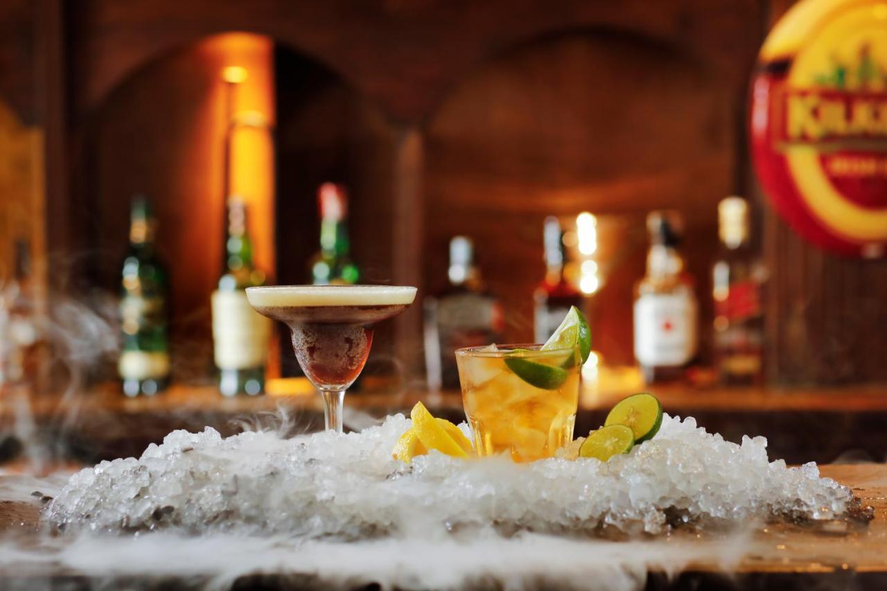 Bali Dynasty Resort Kuta Lombok Exterior foto Cocktails at the bar