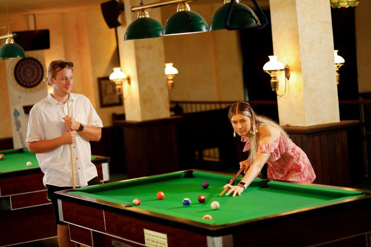 Bali Dynasty Resort Kuta Lombok Exterior foto A pool table