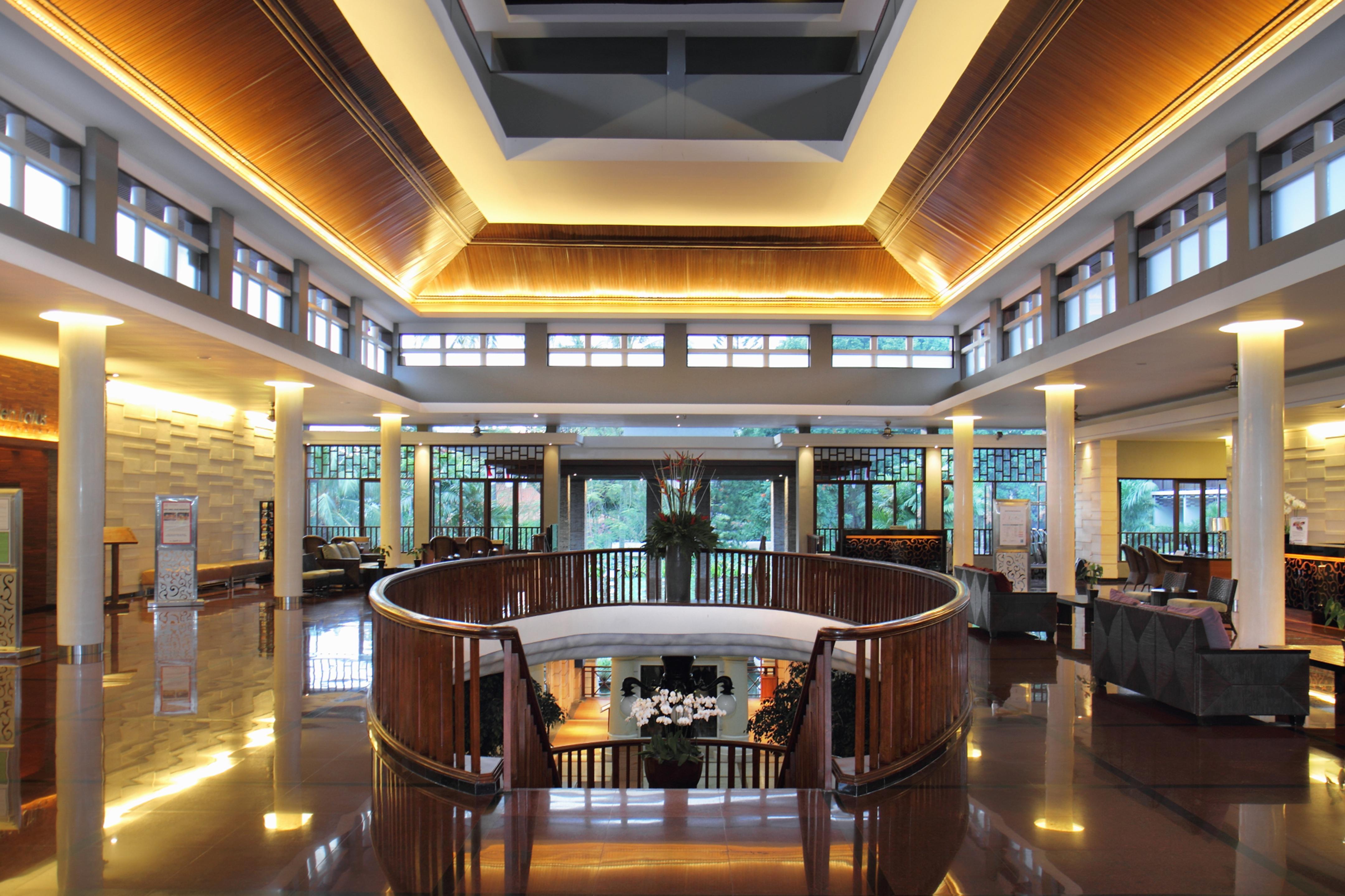 Bali Dynasty Resort Kuta Lombok Exterior foto The lobby of the International School of Asia and the Pacific