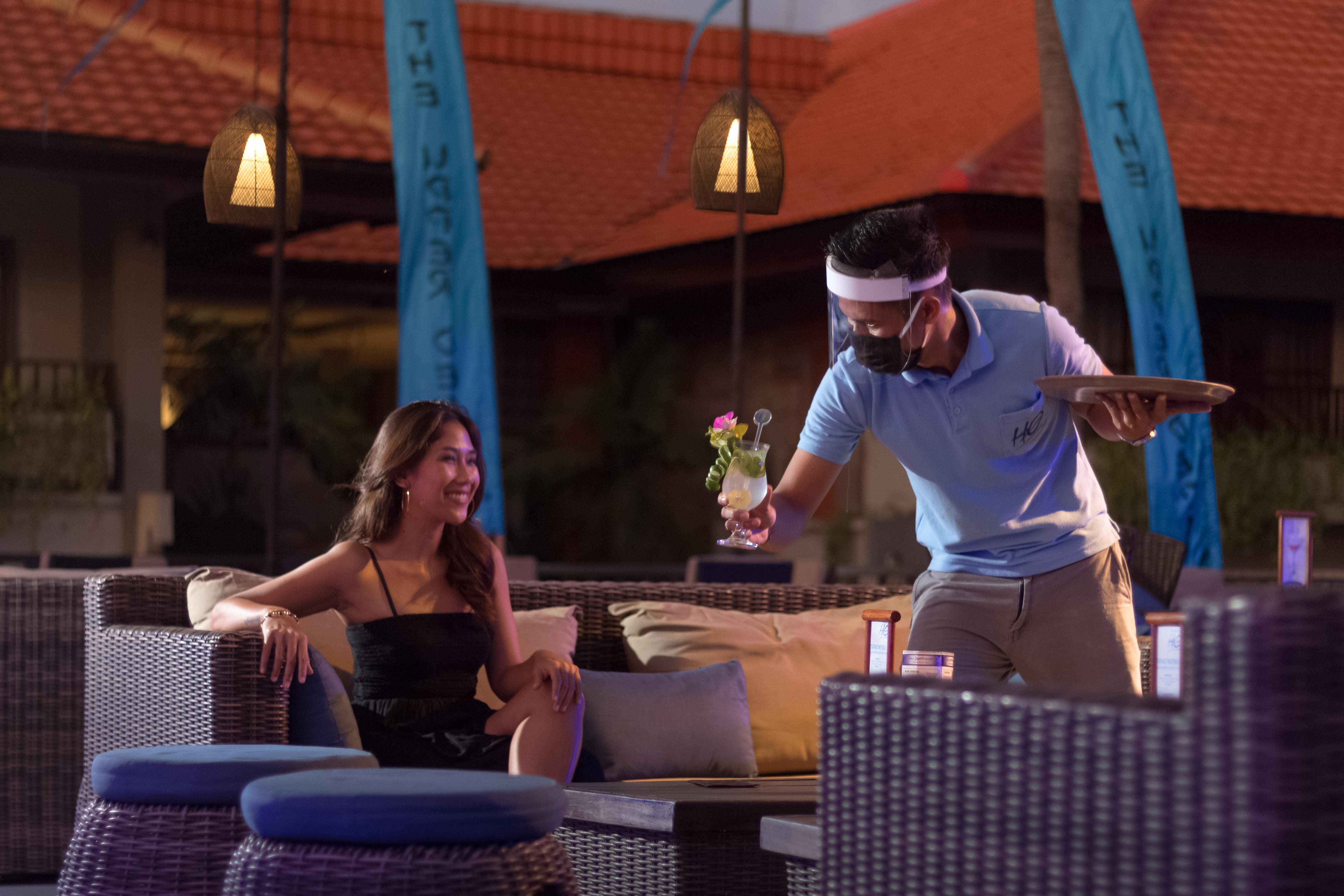 Bali Dynasty Resort Kuta Lombok Exterior foto A butler serving a guest at a resort