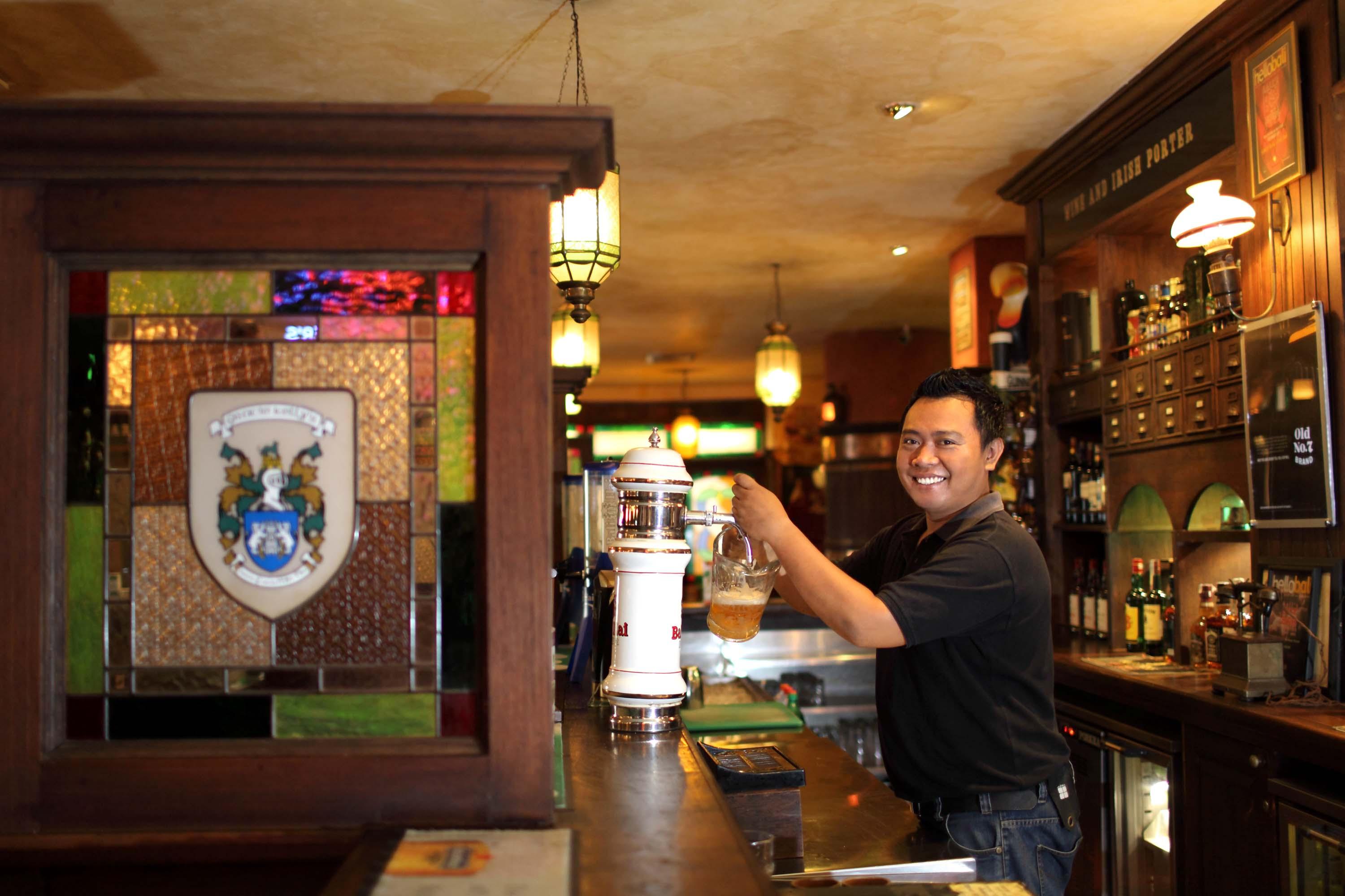 Bali Dynasty Resort Kuta Lombok Exterior foto A bartender at work