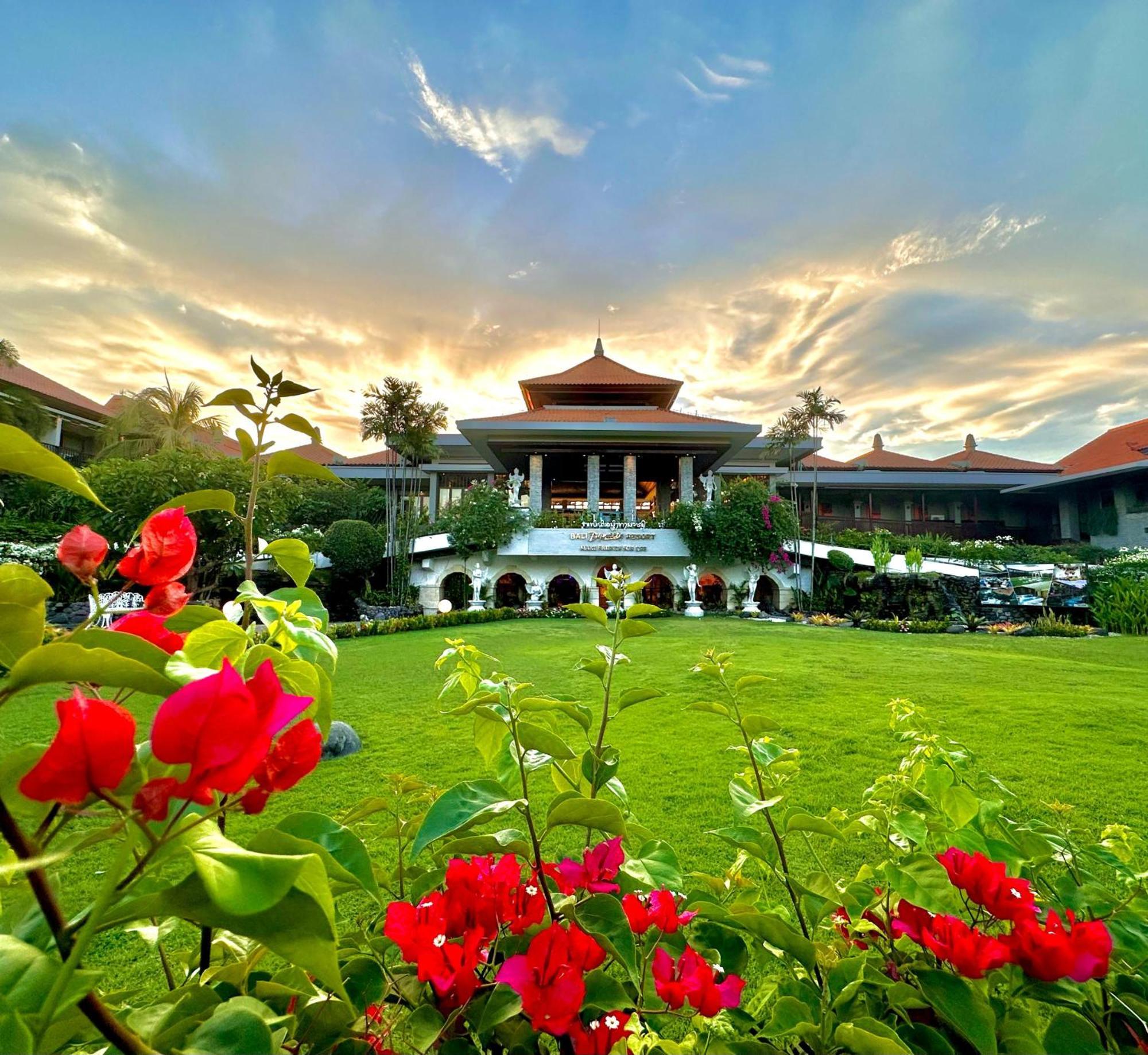 Bali Dynasty Resort Kuta Lombok Exterior foto The main building of the university