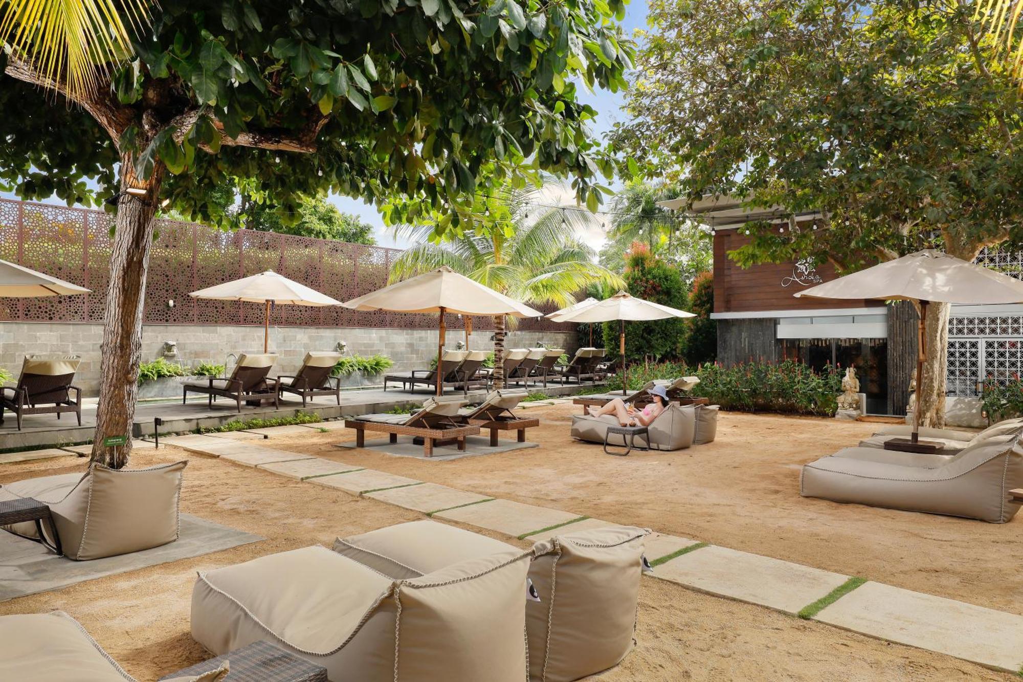 Bali Dynasty Resort Kuta Lombok Exterior foto The beach at the hotel
