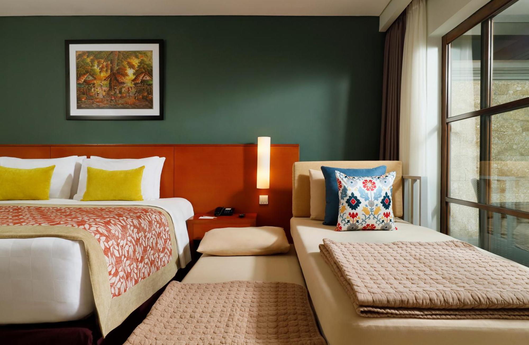 Bali Dynasty Resort Kuta Lombok Exterior foto A room at the hotel